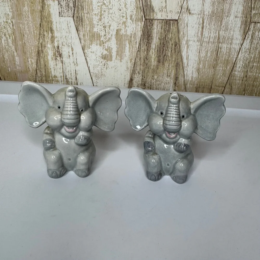 Vintage Gray Ceramic Elephant Salt‎ and Pepper Shakers Made in Taiwan